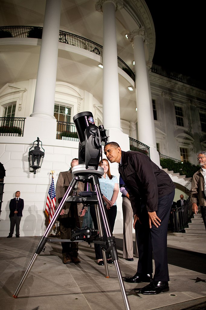 Barack Obama tittar genom ett celestronglasögon (PD)
