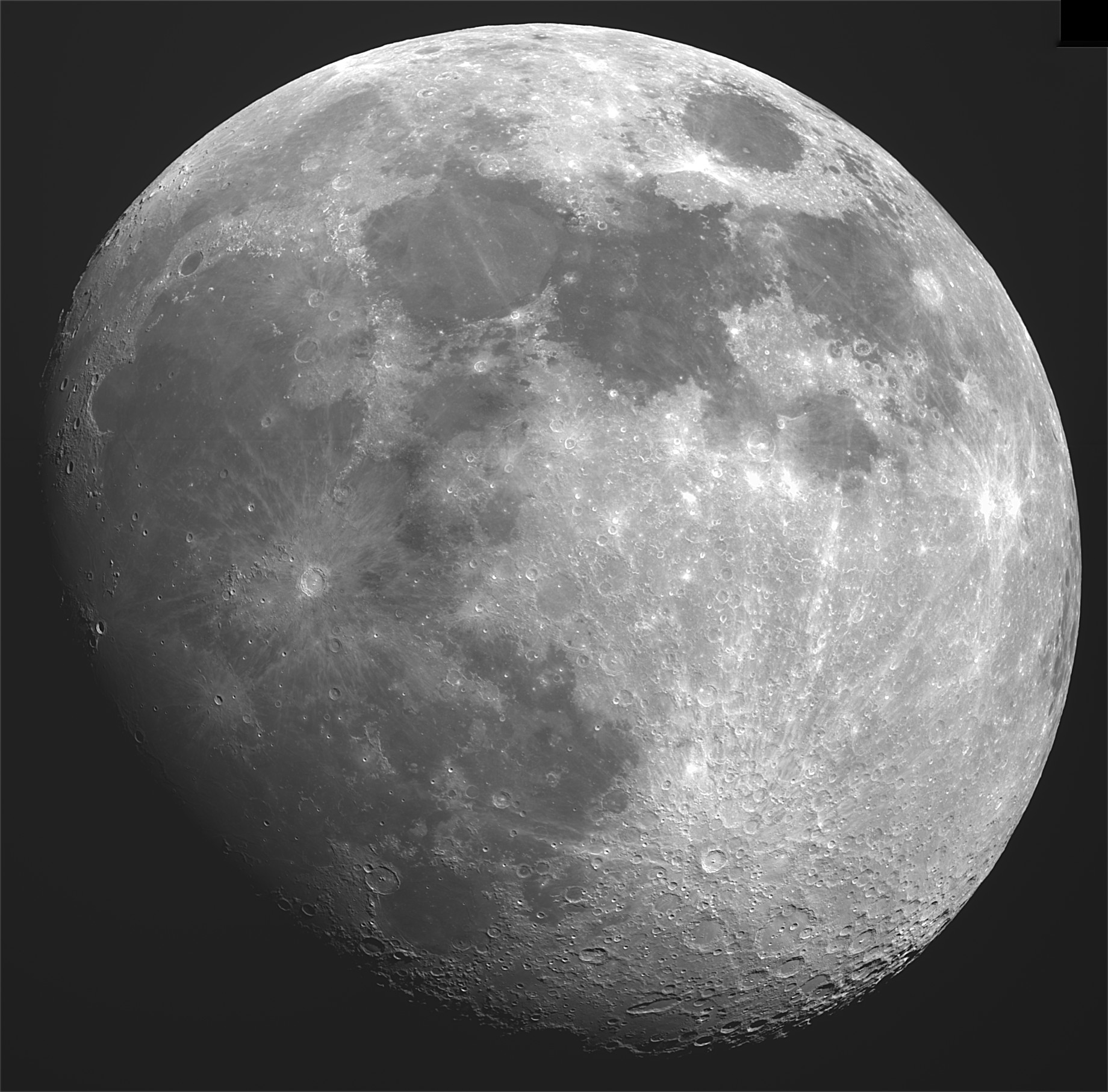 Den elva dagar gamla växande månen, en mosaik bestående av fyra bilder. För varje område togs det 1 000 bilder, som sedan justerades i AutoStakkert och de bästa fem procenten staplades. Bilden skärptes med kontrastbehandling i Registax. Foto av Bengt Lindqvist.