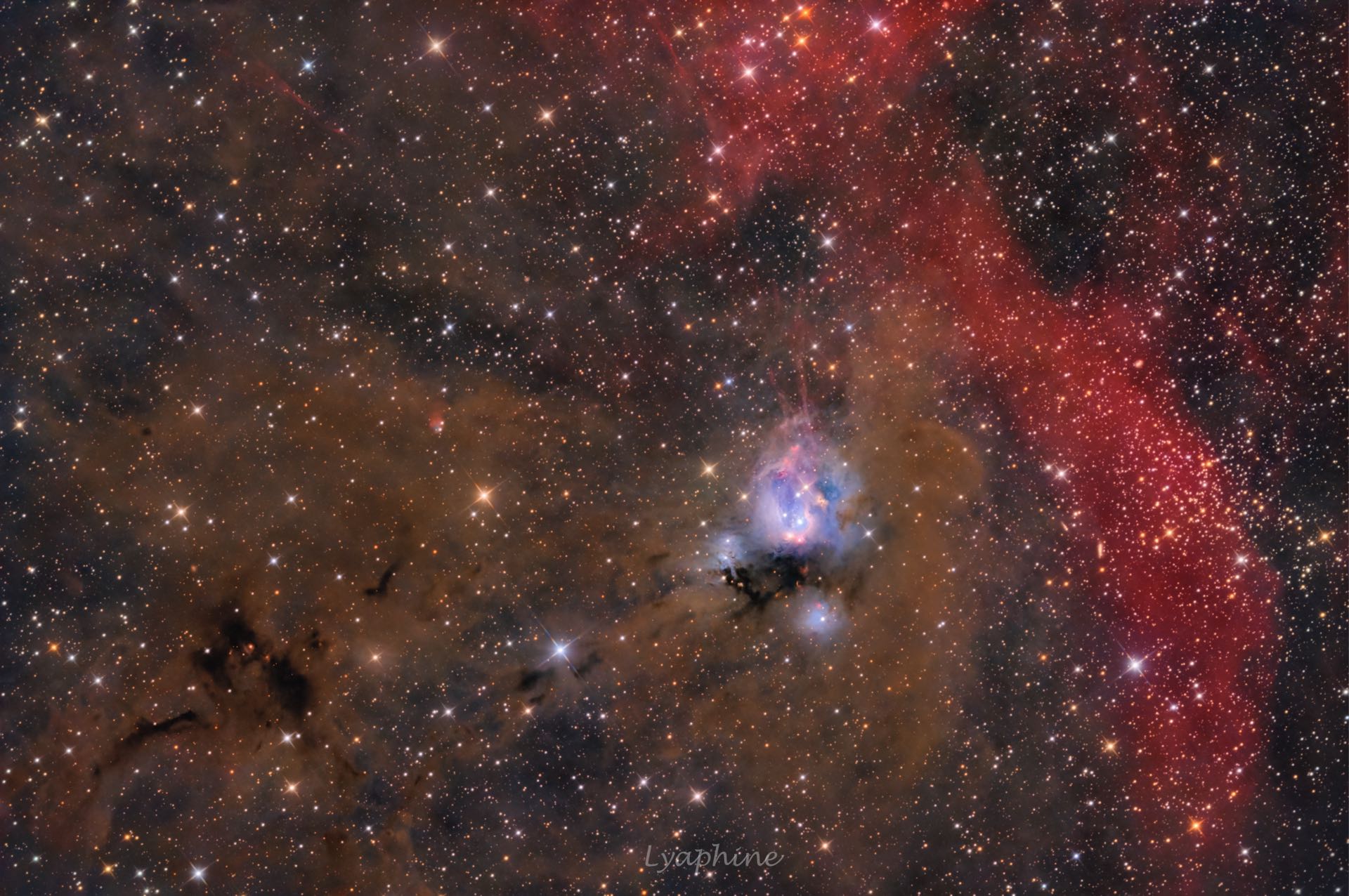 NGC 7129 och Rebpau1, fotograferad av Sophie Paulin. Rebpau1 är den planetliknande nebulosan i den vänstra tredjedelen av bilden, ungefär i nivå med NGC 7129.