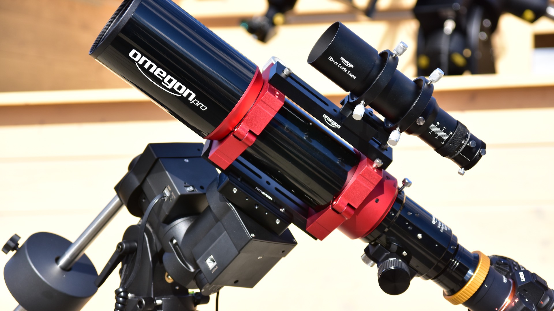 Omegon Pro 85/560 ED-refraktor med iOptron CEM26 LiteRoc-montering och extra monterat guideteleskop