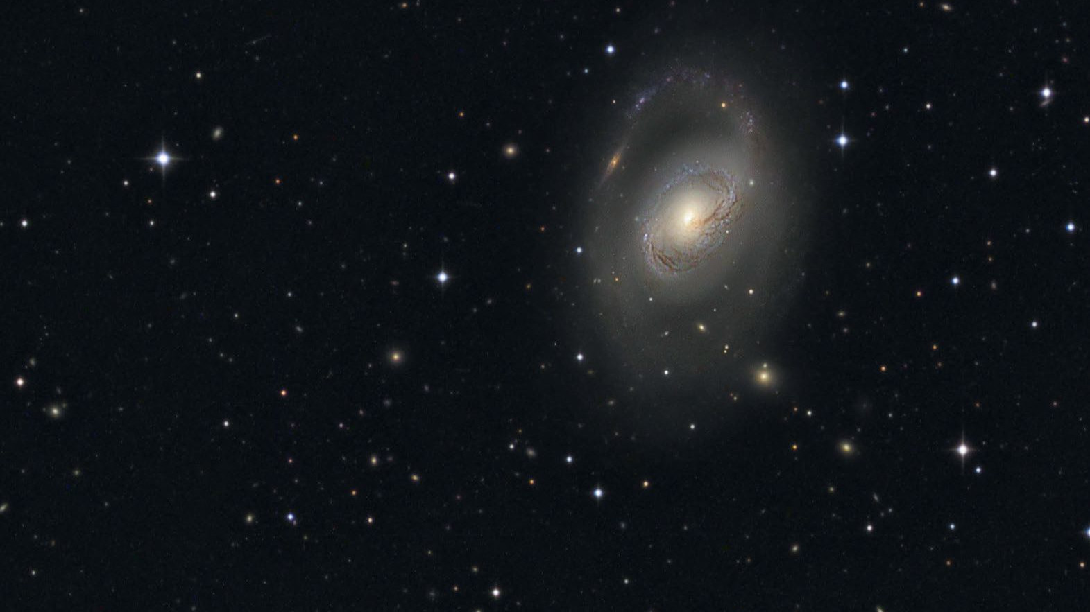 M 96 är den ljusaste medlemmen i galaxgruppen med samma namn. Stefan Heutz, Wolfgang Ries / Johannes Schedler / CCD Guide