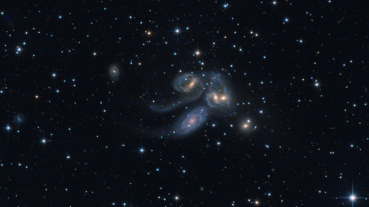 Stephans kvintett: NGC 7320C (överst till vänster), NGC 7319, NGC 7318B och NGC 7318A samt
NGC 7217 (längst ned till höger). NGC 7320 (nere till vänster) är inte en del av gruppen. Wolfgang Promper