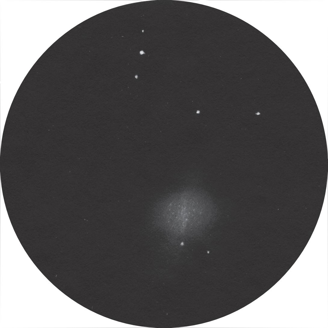 Så här ser den klotformiga stjärnhopen ut i ett litet 70 mm teleskop vid 56x. R. Stoyan