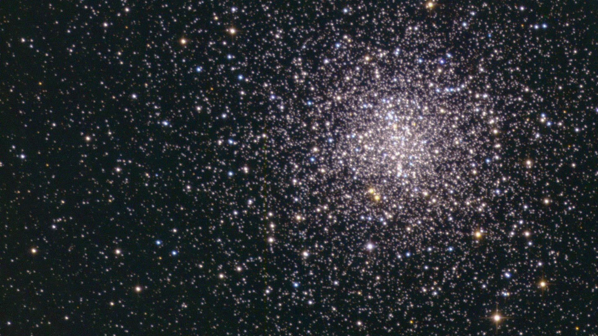 M 4 är en av de närmaste klotformiga stjärnhoparna. Rudolf Dobesberger