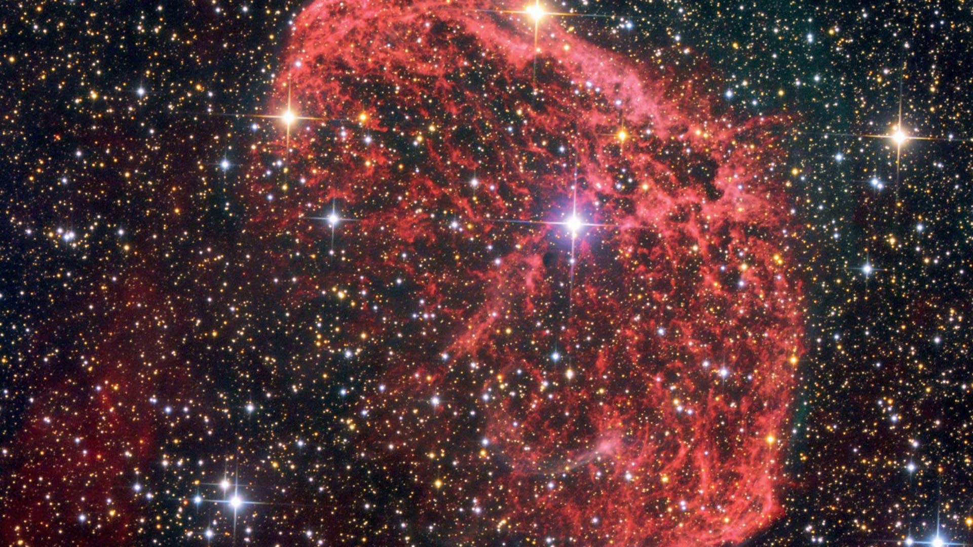 På fotografier med lång exponering blir den fina trådstrukturen i NGC 6888 synlig. Jochen Borgert