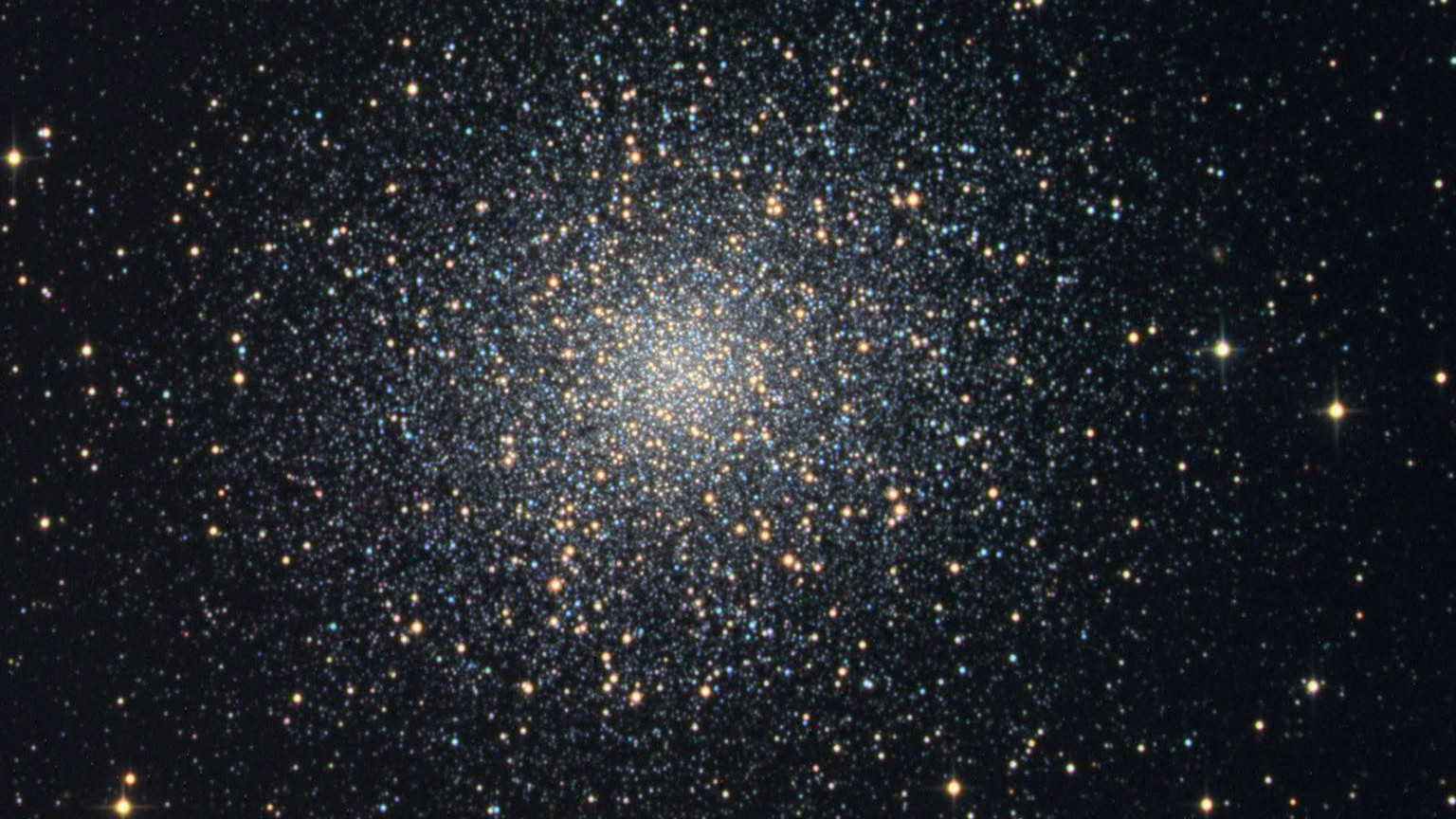 Den klotformiga stjärnhopen M 13 är också ett intressant objekt för stadsobservatörer.
Michael Breite, Stefan Heutz och Wolfgang Ries / CCD Guide