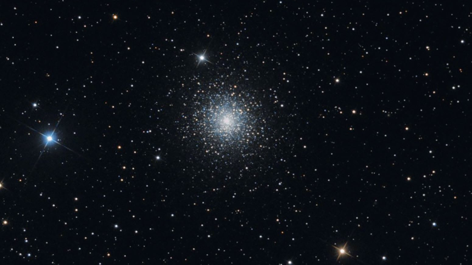 Klotstjärnhopen M 15 visar sig vara ett riktigt stadsobjekt – även på grund av dess intressanta omgivningar. Markus Blauensteiner / CCD Guide