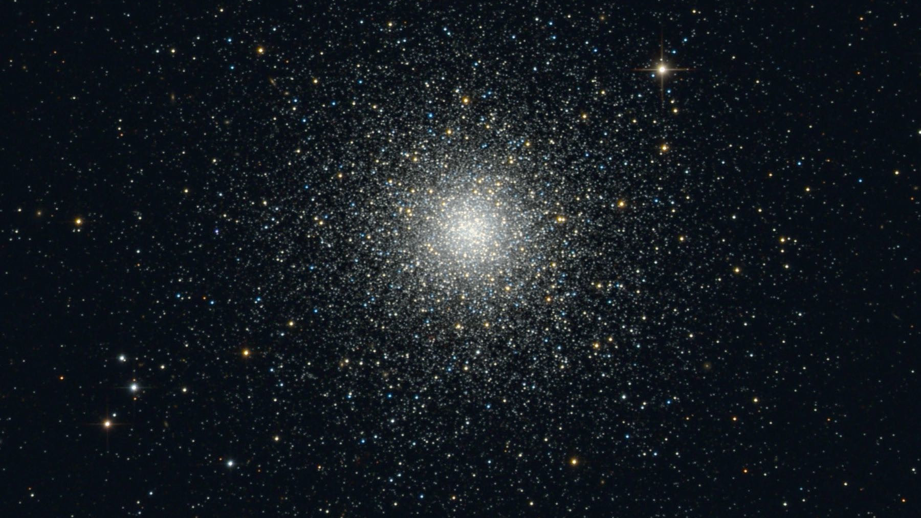 Den klotformiga stjärnhopen M 3 i stjärnbilden Jakthundarna. Bernhard Hubl / CCD Guide