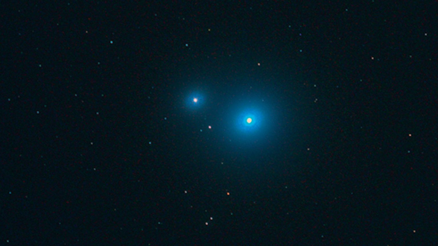 Den som fortfarande kan urskilja stjärnan Alkor (till vänster) har bra syn. Mizar är i sig ett system av två dubbelstjärnor. Rolf Löhr.