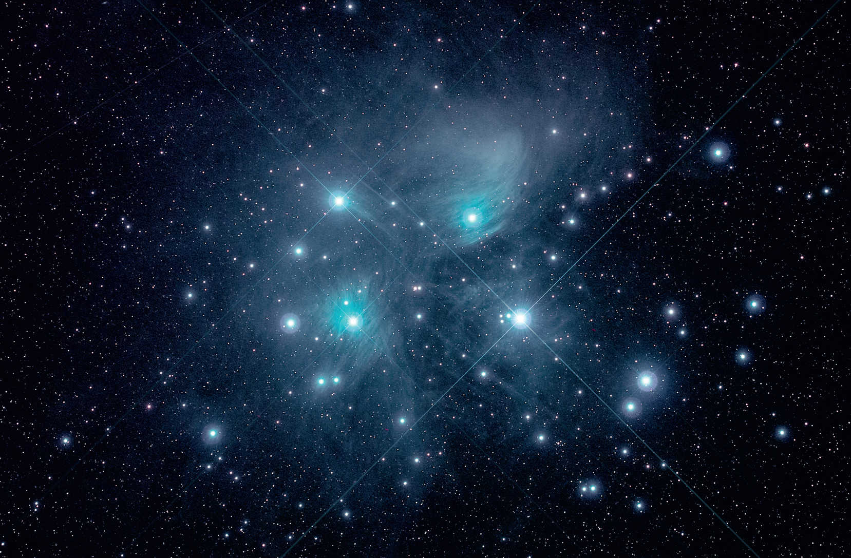 Bild av stjärnhopen Plejaderna. Summabild från 12 exponeringar med en exponeringstid på 300 sekunder vardera (ISO 1600; total exponeringstid: 60 minuter). Ytterligare data som i bild. 1. U. Dittler