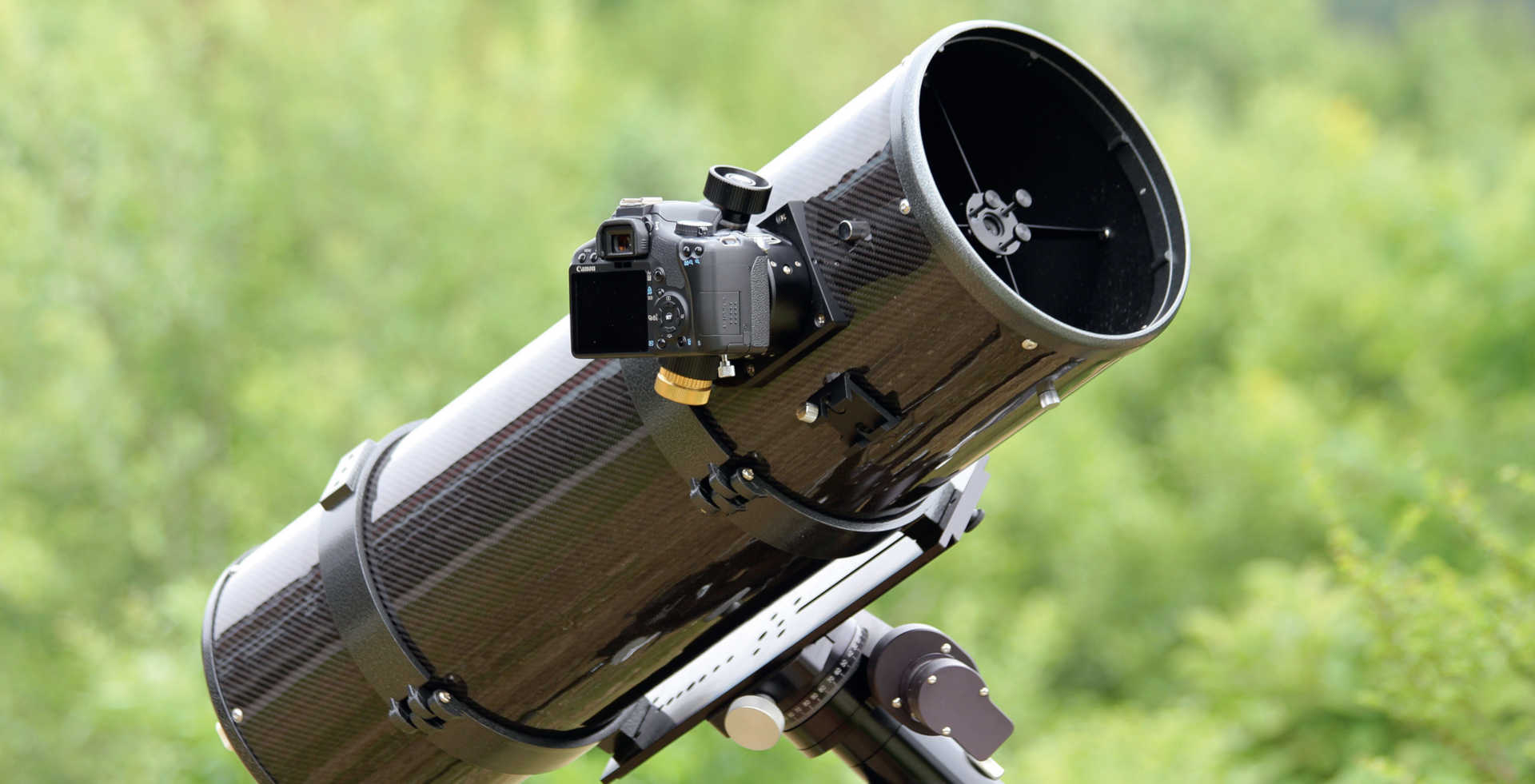 Med hjälp av en T2-kameraadapter kan digitala SLR-kameror skruvas fast direkt på teleskopets fokuserare. Du kan även ansluta via 2-tumsanslutningen. För att kunna följa teleskop-kamera-kombinationen på ett tillförlitligt sätt under den långa exponeringstiden krävs en parallaktisk montering. U. Dittler