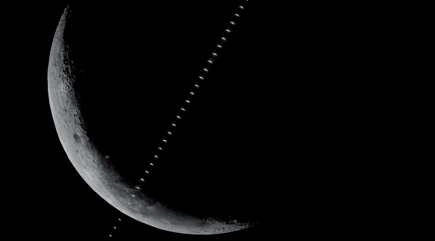 Under lunchtimmen den 20 juni 2017 kunde en transit av den Internationella rymdstationen (ISS) framför den avtagande månen fotograferas över Schwarzwald: Transiten ägde rum kl. 13:56:09 CEST när månen stod 36 grader över sydvästhorisonten. Avståndet till den 1,9 magnitud ljusstarka ISS från observationsplatsen var 662,8 km, vilket gjorde att transiten varade i 1,3 sekunder och rymdstationen således framstod som relativt liten. Observationsförhållandena var mycket ogynnsamma: Hög luftfuktighet manifesterade sig i uppkommande molnighet och byig vind försvårade observationen ytterligare. Bilden är ett montage av 51 bilder i Photoshop. U. Dittler