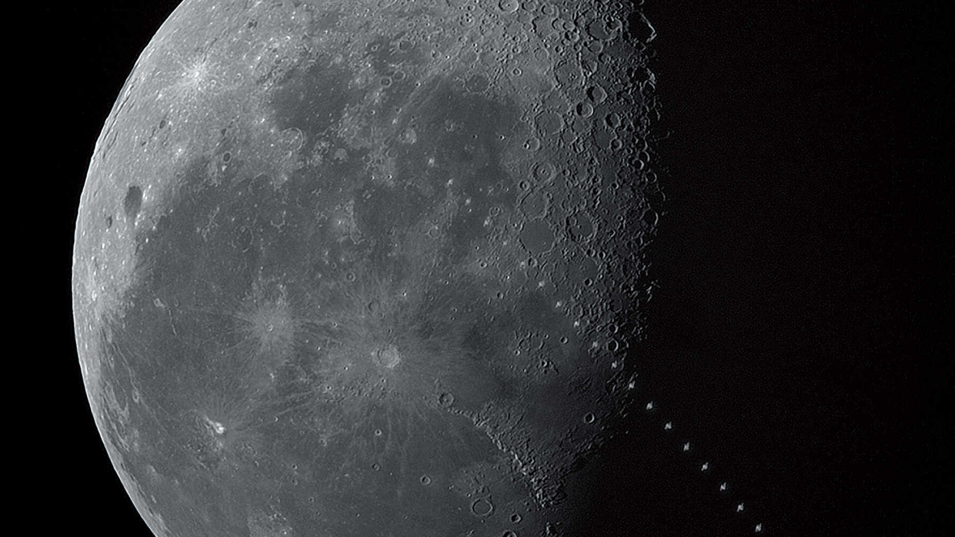 Tidigt på morgonen den 17 maj 2017, en klar försommarmorgon över Todtnau i södra Schwarzwald, passerade den internationella rymdstationen framför den avtagande månen: Transiten ägde rum kl. 08:05:49 CEST när månen stod 19,4 grader över sydsydvästhorisonten. Avståndet till den 2,3 m ljusstarka ISS från observationsplatsen var 1016,7 km, vilket gjorde att transiten varade i 1,2 sekunder och rymdstationen såg motsvarande liten ut. Bilden är ett montage av 51 bilder i Photoshop. U. Dittler





