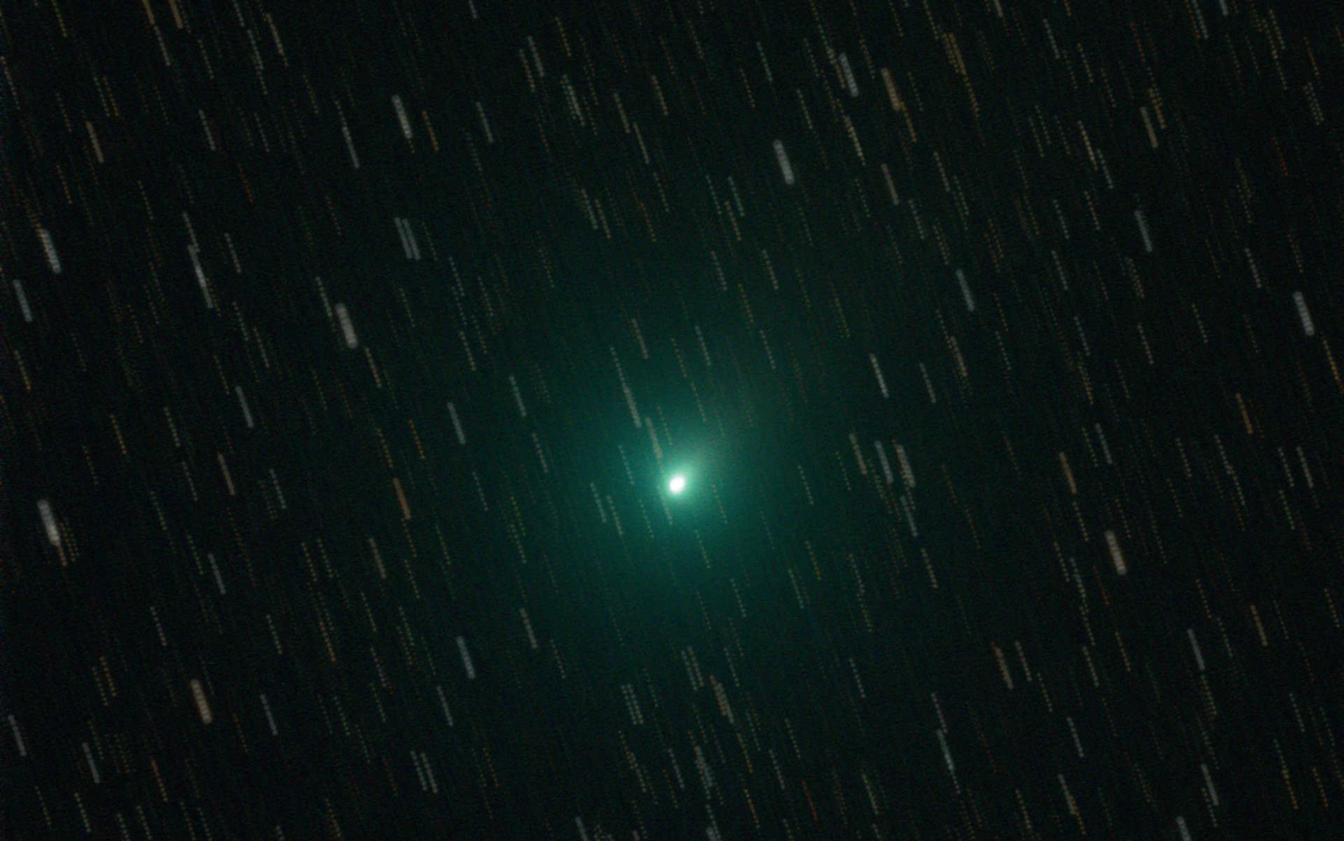 Summabild av kometen 103P/Hartley. Vid bildbehandlingen finns det två alternativ: Antingen centrerar du de individuella bilderna på kometen, vilket resulterar i att stjärnorna visas som streck på den sammansatta bilden och dramatiskt framhäver kometens dynamiska förflyttning mot natthimlens bakgrund