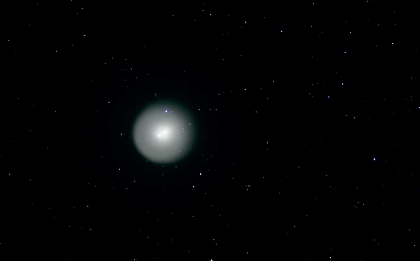 Under hösten 2007 dominerade den periodiska kometen 17P/Holmes himlen. Denna svartvita bild visar tydligt kometkärnans distinkta form och storlek och togs den 1 november 2007 med en kyld CCD-kamera kopplad till ett Takahashi FS-102-teleskop. Även om färgbilder som fångar kometens gröna sken är vanliga, framhäver denna svartvita bild på ett särskilt tilltalande sätt kometens karaktär. U. Dittler