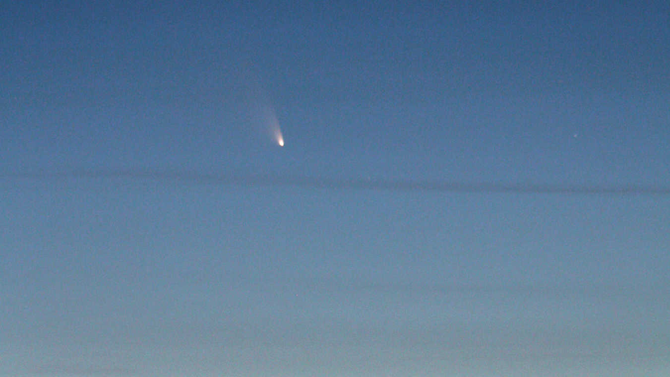 Kometen C/2011 L4 (PanSTARRS)
i kvällsskymningen över
Schwarzwald. Den enskilda bilden togs
den 15 mars 2013 strax efter solnedgången med ett teleobjektiv med 300 mm brännvidd, av en Canon 550D DSLR. U. Dittler