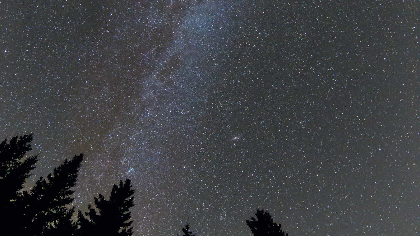 Fotografering av Vintergatan över ett somrigt Schwarzwald. Bilden togs med en fullformats-DSLR av typen Canon 6D, utrustad med ett 14 mm objektiv, bländare 2,8, ISO 6400 och en exponeringstid på 20 sekunder. U. Dittler