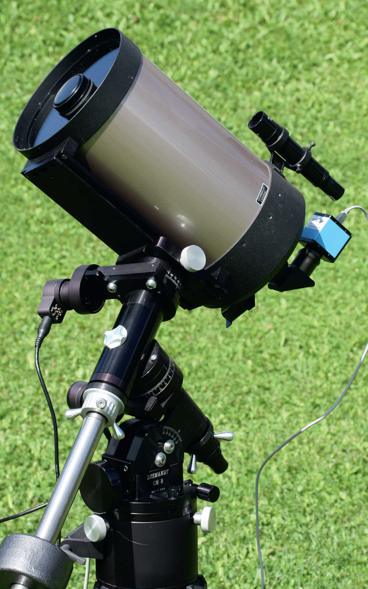 Ett Schmidt-Cassegrain-teleskop på en motorstyrd montering (här ett SCT av typen Celestron C8 på en Losmandy GM8-montering), används ofta av den som precis kommit igång med månfotografering. För bildtagningen används en okyld CCD-kamera från The Imaging Source. U. Dittler