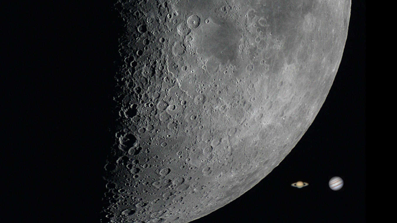 Proportionerna mellan månen och planeterna: Här visas den halvt upplysta månen, som når en diameter på cirka 0,5° på himlen. Bredvid den ligger Jupiter, den största planeten i solsystemet, som har en genomsnittlig storlek på 30 till 45 bågsekunder, samt ringplaneten
Saturnus. U. Dittler