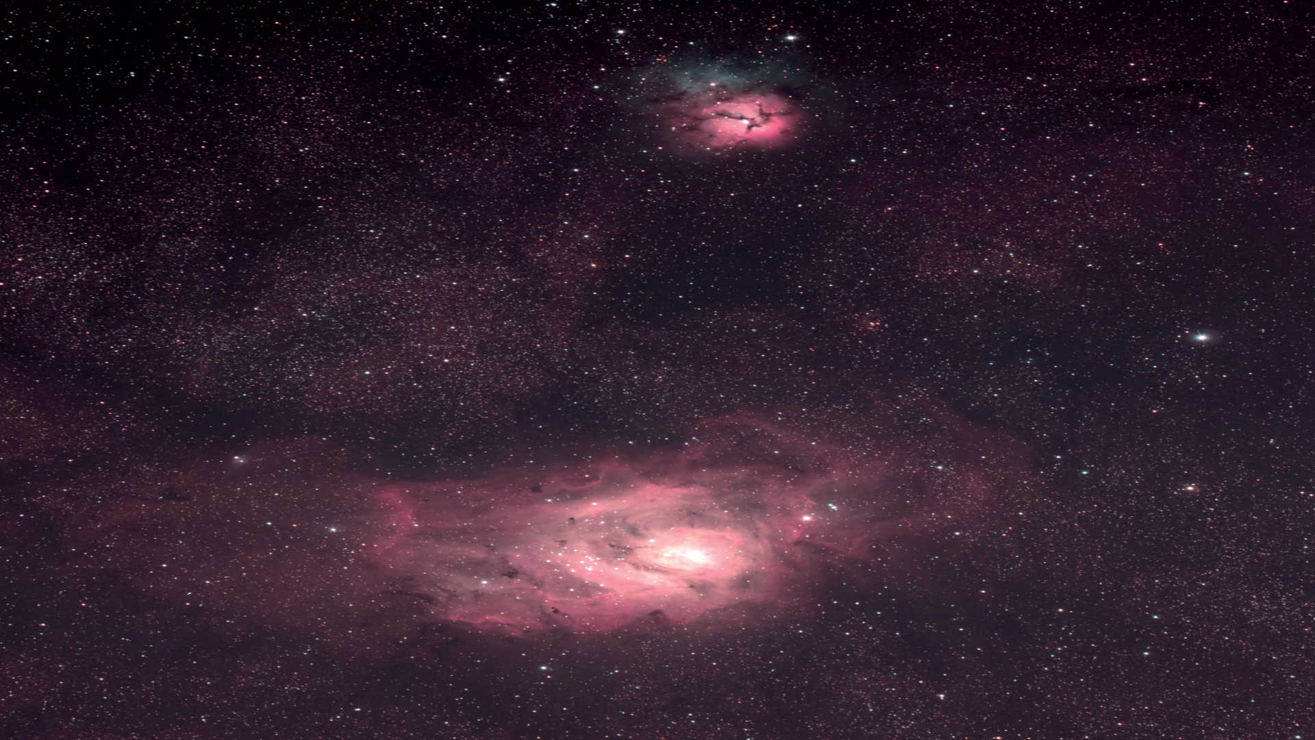 Lagunnebulosan (Messier 8) tillsammans med Trifidnebulosan (Messier 20). Bilden togs med en astrograf på en parallaktisk montering. Summabilden består av åtta bilder med en exponeringstid på 450 sekunder vardera.