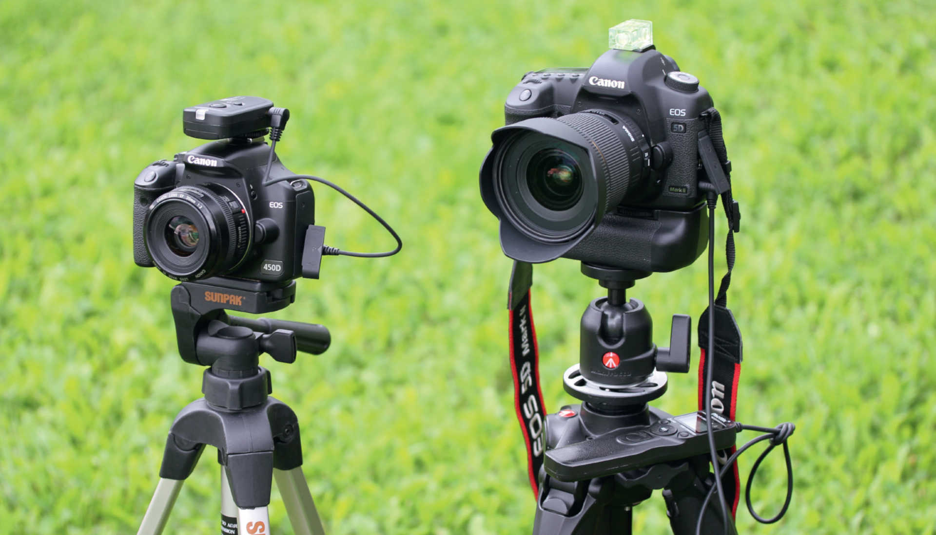 För att komma igång med fotografering av stjärnspår räcker det med en prisvärd kamera med vidvinkeloptik (på bilden till vänster ser du en Canon EOS 450D med ett prisvärt 35 mm objektiv), en fjärrutlösare (här används en trådlös fjärrutlösare) och ett prisvärt stativ. Engagerade astrofotografer kan använda en digital systemkamera med en sensor i fullformat tillsammans med ett ljusstarkt vidvinkelobjektiv (på bilden till höger en Canon 5D med ett 20 mm objektiv och bländare 1,8). Det anslutna batterigreppet gör det möjligt med längre fotoserier, som den programmerbara fjärrutlösaren hanterar självständigt. U. Dittler