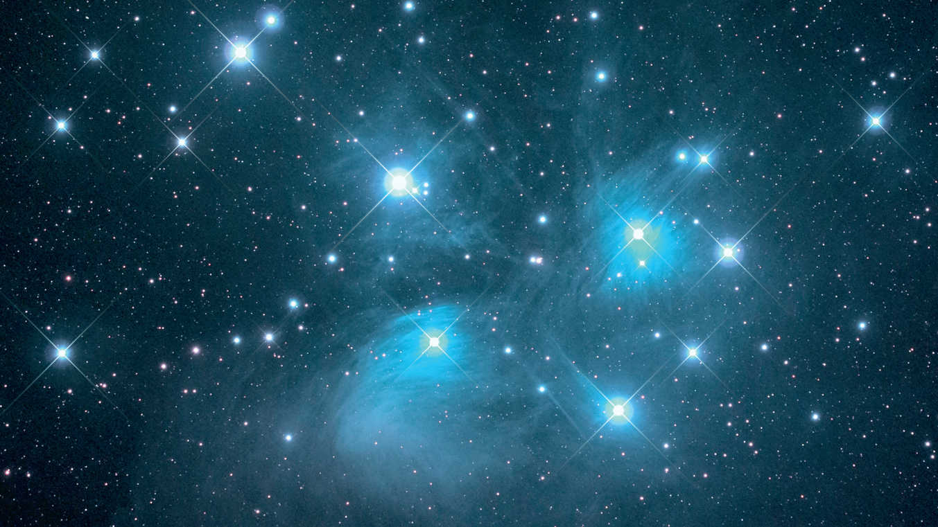 "Kristallklara" stjärnbilder ända ut i bildhörnen är målet med astrofotografering.
För denna bild av Plejaderna (Messier 45) användes ett refraktorteleskop med 530 mm brännvidd
(f/5) tillsammans med en fullformats-DSLR. Bilden består av 12 exponeringar
med en exponeringstid på 300 sekunder vardera (vid ISO 1600) och har därför
en total exponeringstid på 60 minuter.