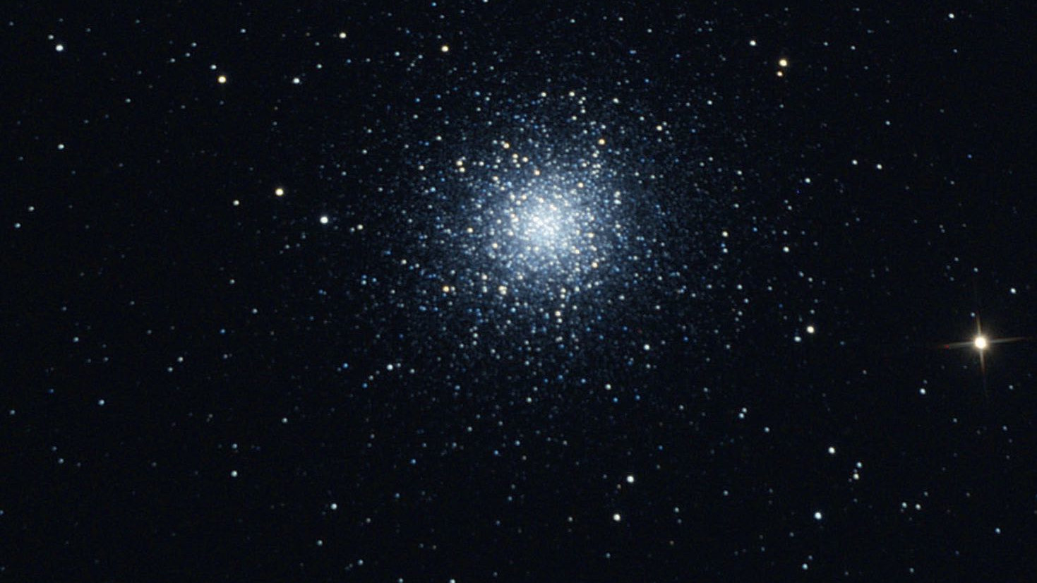 M13 låter sig inte särskiljas i detalj med kikare, men den kan ändå identifieras som en klotformig stjärnhop. Marcus Degenkolbe.