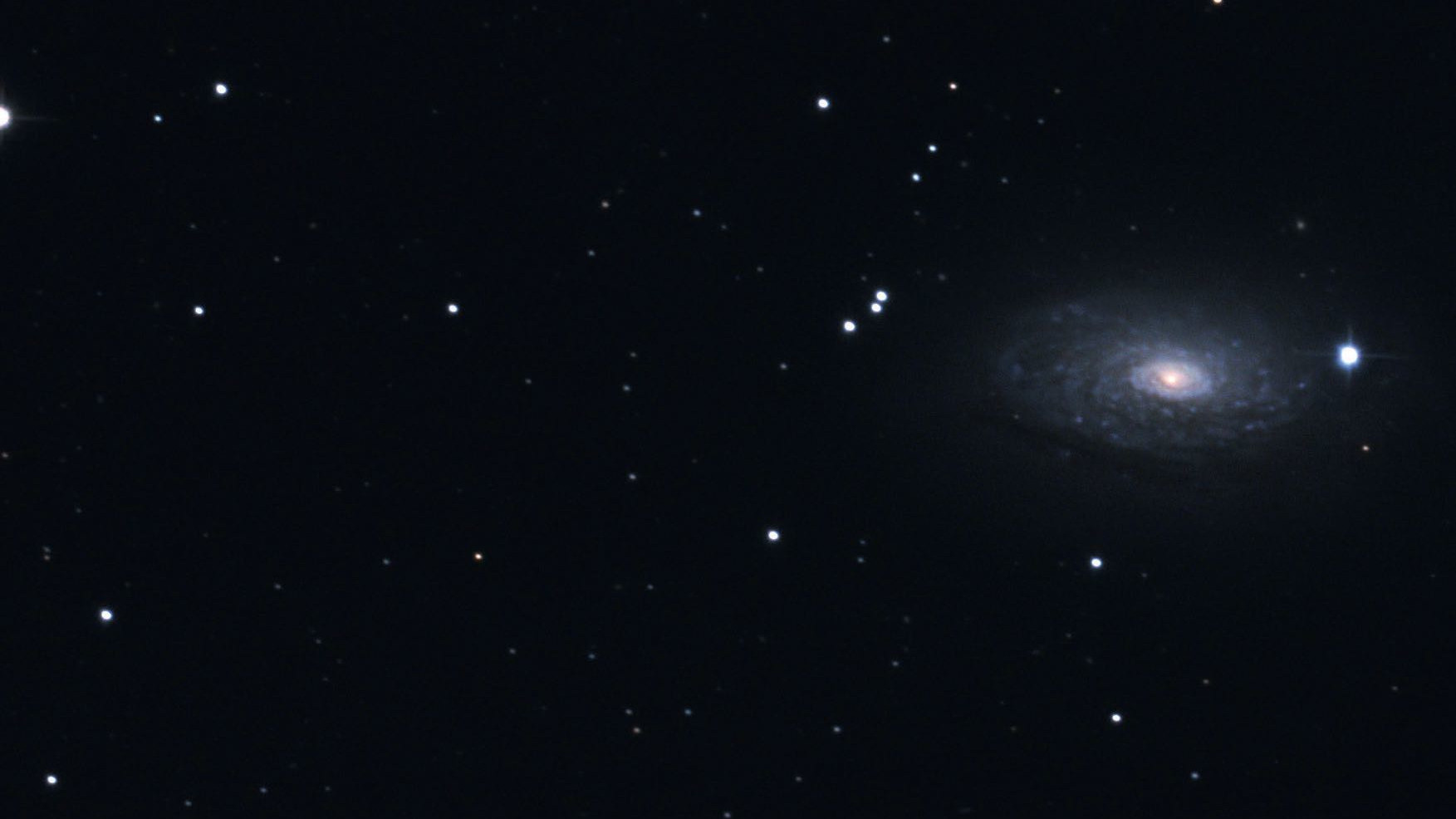 I kikaren nästan en dubbelstjärna:
Foton avslöjar M 63:s galaxkaraktär.
Marcus Degenkolbe