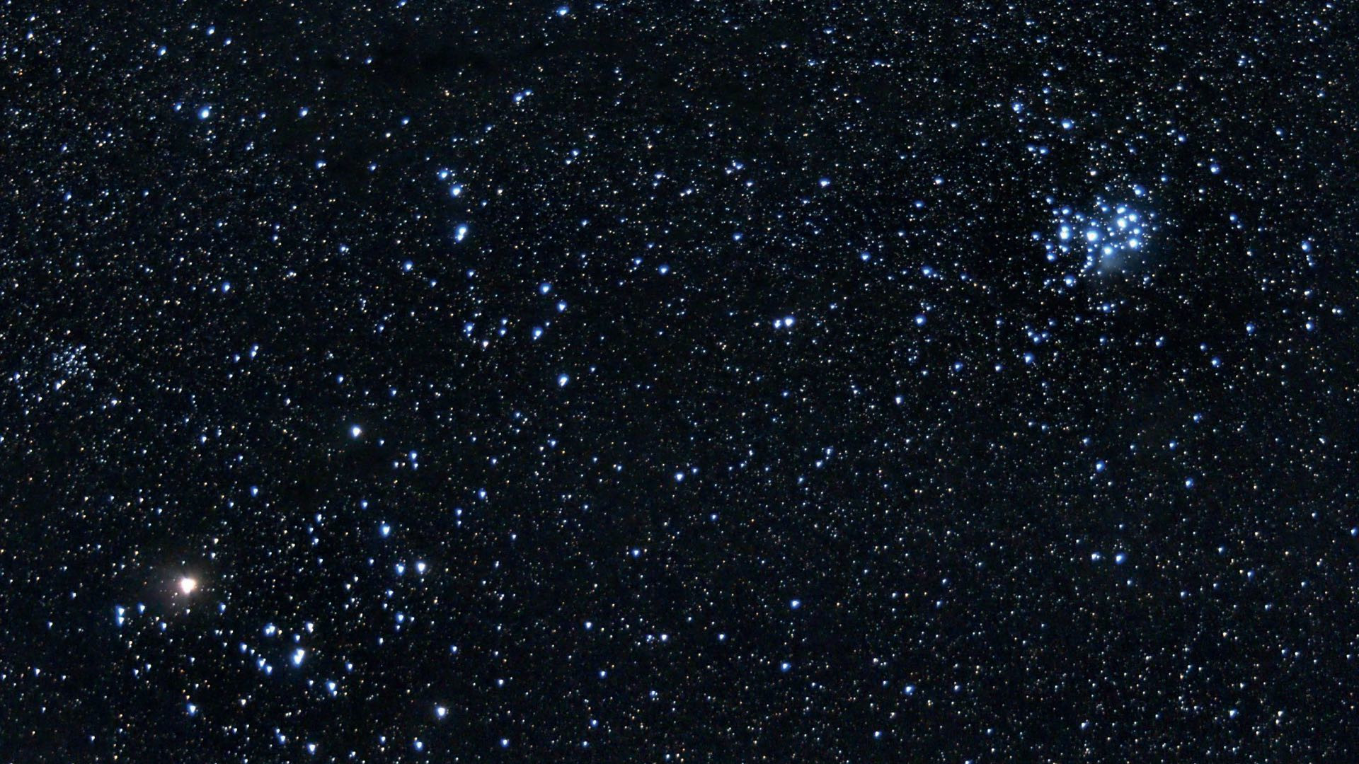 Förutom Plejaderna (till höger i bilden) och Hyaderna med Aldebaran (den ljusa stjärnan till vänster i bilden) finns det många andra stjärnhopar i Oxen, till exempel NGC 1647 (till vänster ovanför Aldebaran). Marcus Degenkolbe