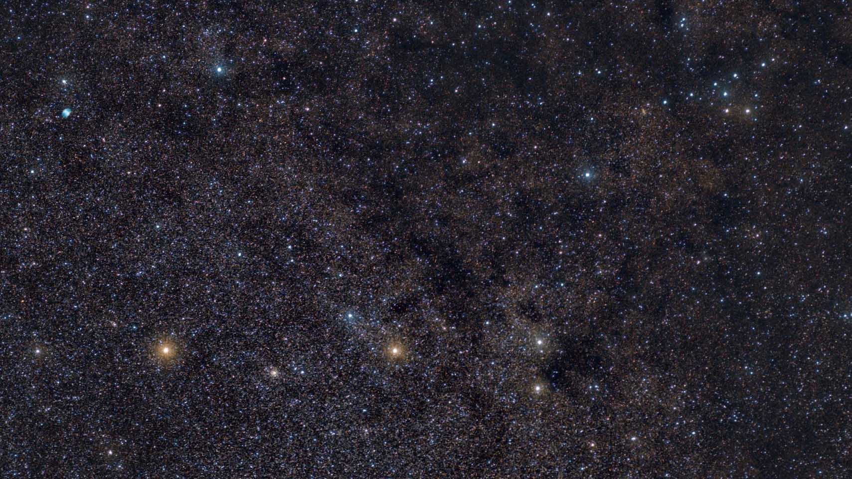 I mitten av bilden syns Pilens huvudstjärnor, i det övre området syns M 27 till vänster, och Klädhängaren till höger. Marcus Degenkolbe