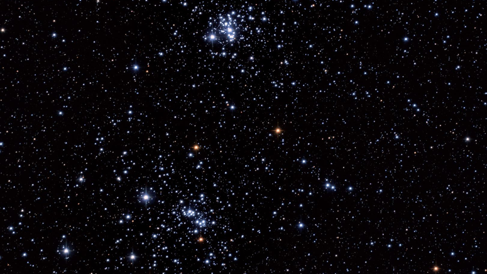 Dubbelstjärnhopen h och χ Persei, även känd som NGC 869/884, är tack vare sin utbredning ett fantastiskt objekt för kikare. Marcus Degenkolbe.