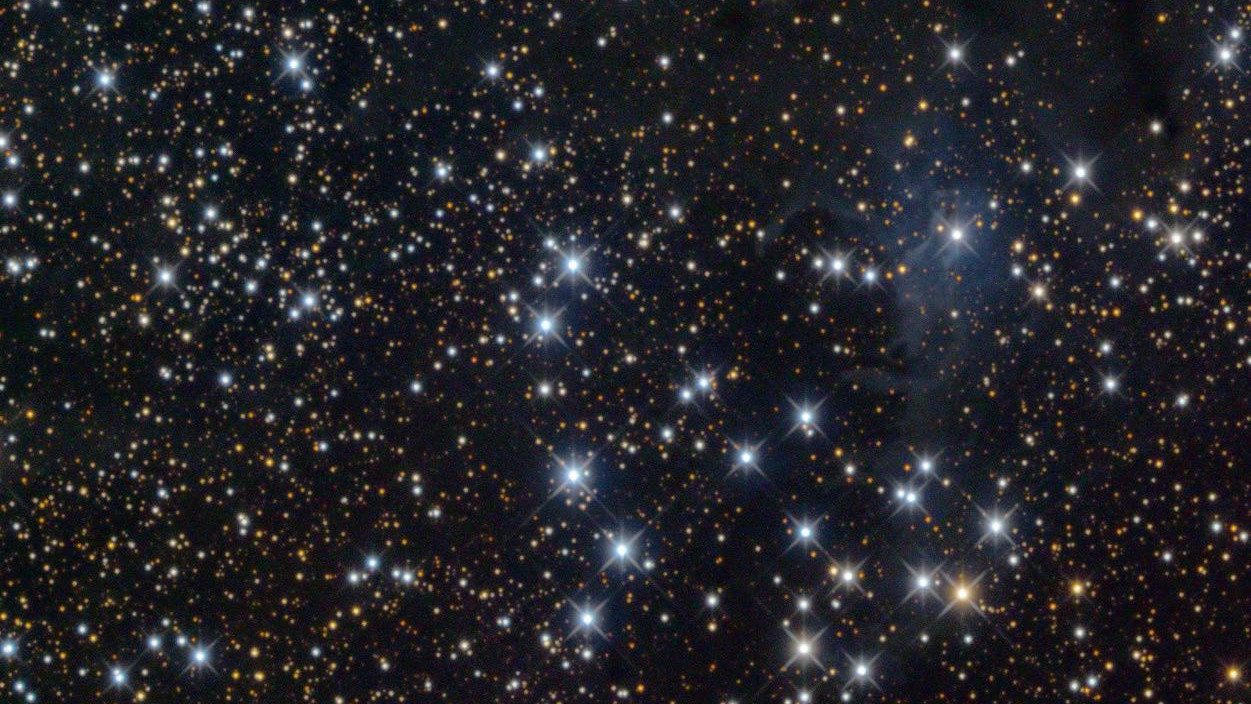 Stjärnhopen NGC 225, även kallad 'Sailboat Cluster' – fotograferad med ett 6-tums Intes-MK-69-teleskop med en brännvidd på 900 mm.

Günter Kerschhuber