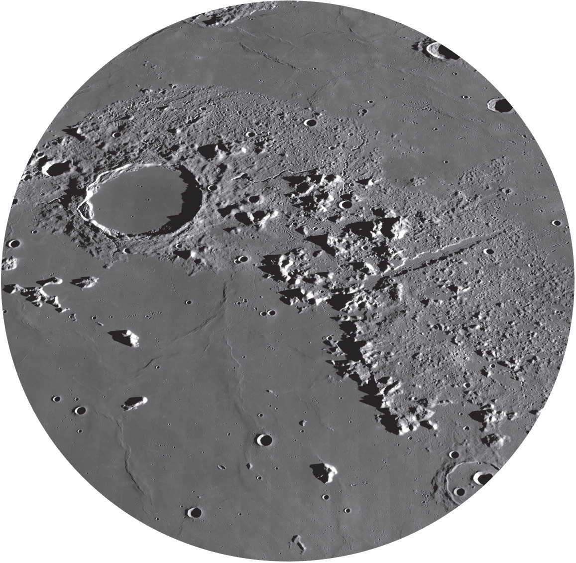 Höga bergstoppar och kuperade områden karaktäriserar bilden av Montes Alpes. NASA/GSFC/Arizona State University
