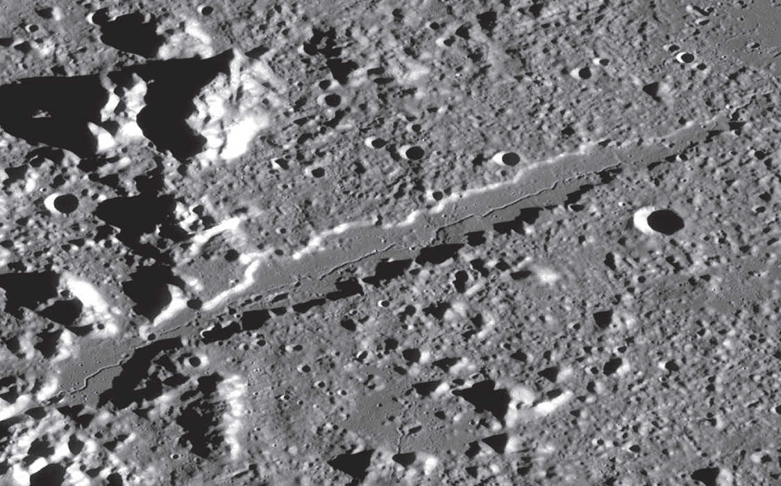 Detaljerad vy av Vallis Alpes. Rillan i Vallis Alpes är bara ca 550 m bred och mycket svår att observera. NASA/GSFC/Arizona State University