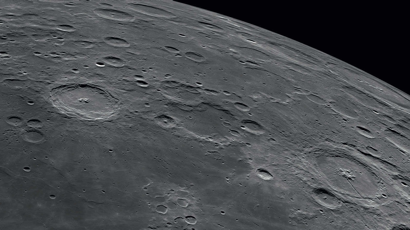 Langrenus och Petavius är två typiska ringberg med ett centralt berg. NASA/GSFC/Arizona State University