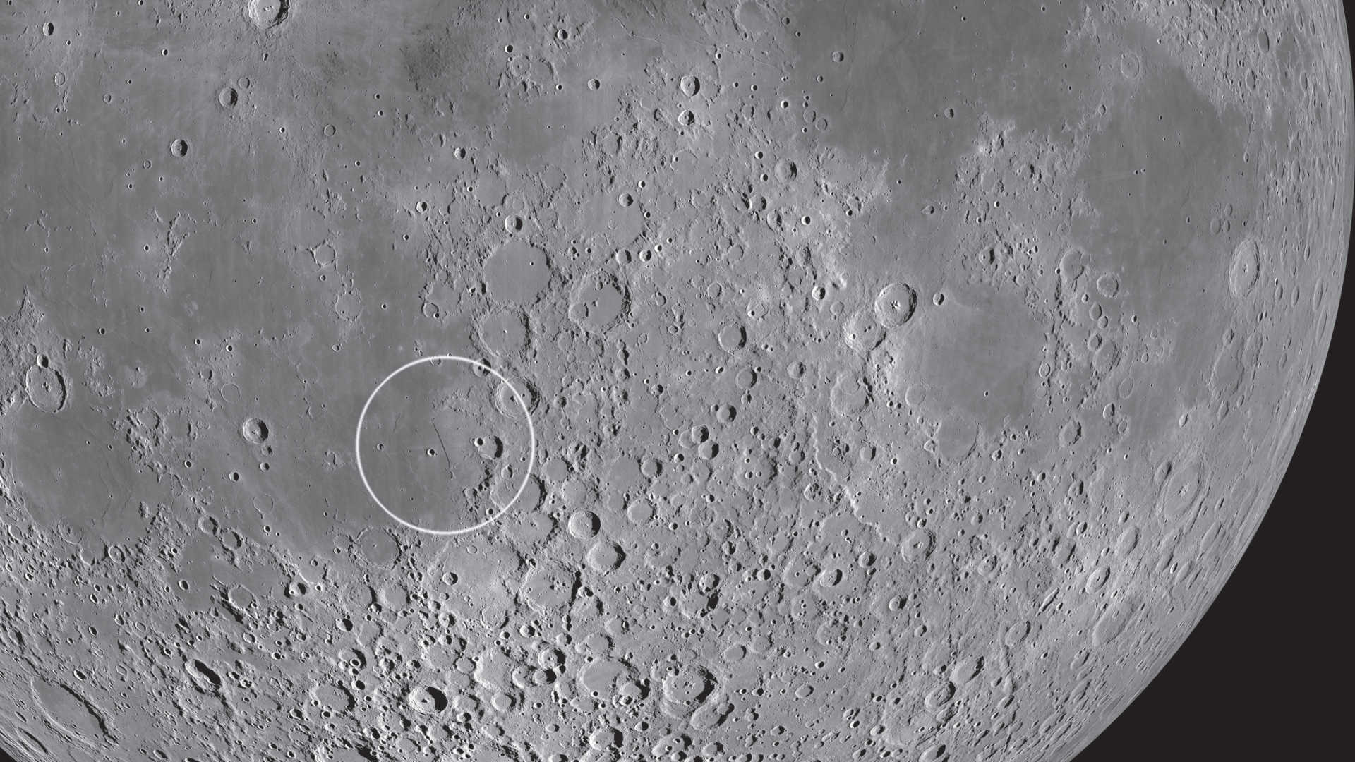 Rupes Recta är lätt att känna igen som en smal svart linje. NASA/GSFC/Arizona State University