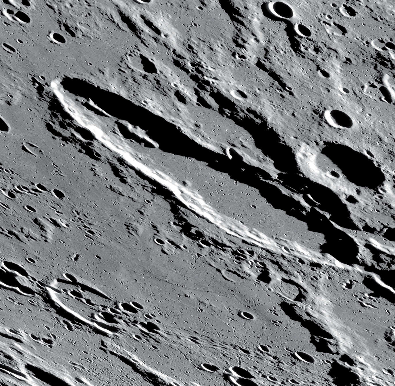 Den långsträckta bergskedjan i kraterns nordvästra halva är också slående. NASA/GSFC/Arizona State University