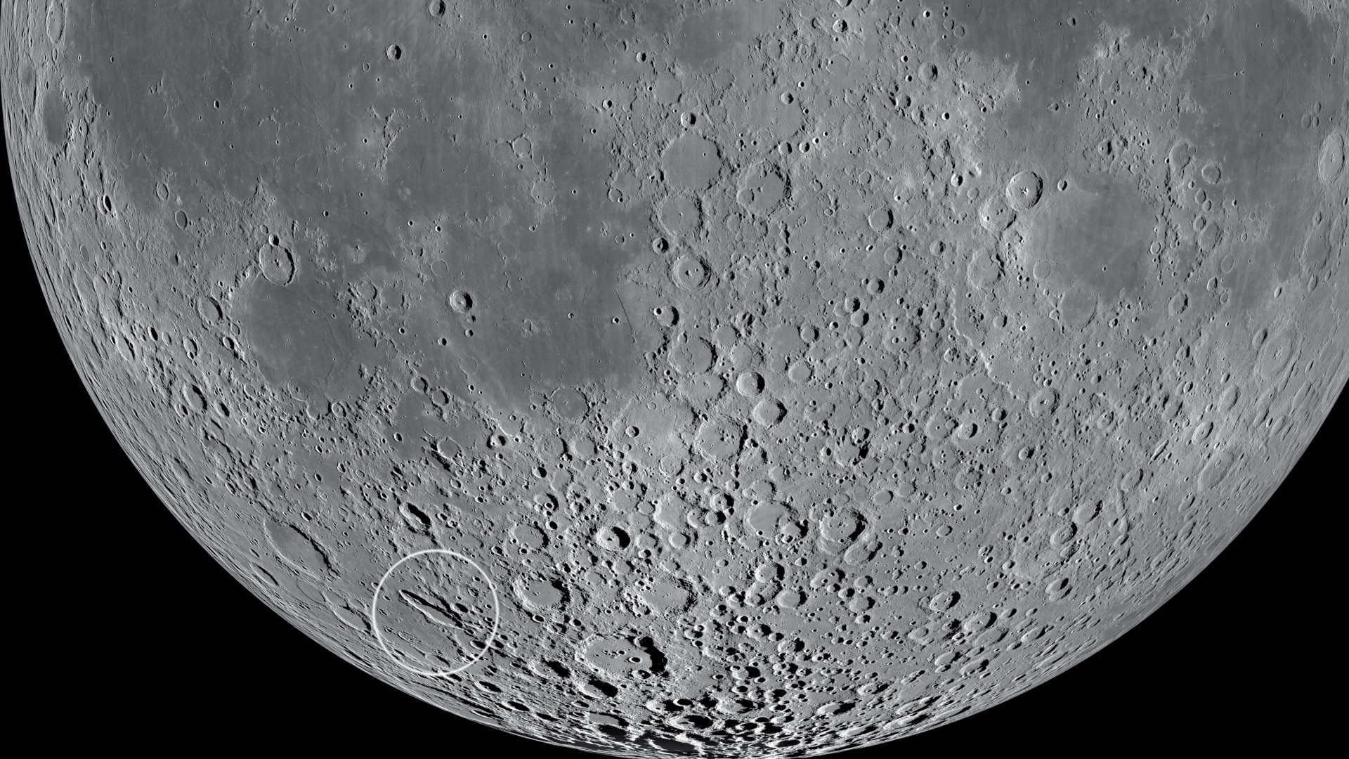 Schiller är mycket elliptisk med en diameter på 70×180 km. NASA/GSFC/Arizona State University