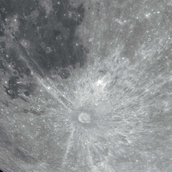 Hundratals fina "strålfilament" löper från den 86 km stora kratern Tycho.
Mario Weigand