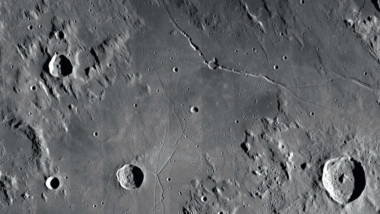 När solen står lågt avtecknar sig Rima Hyginus och Rimae Triesnecker tydligt mot bakgrunden. NASA