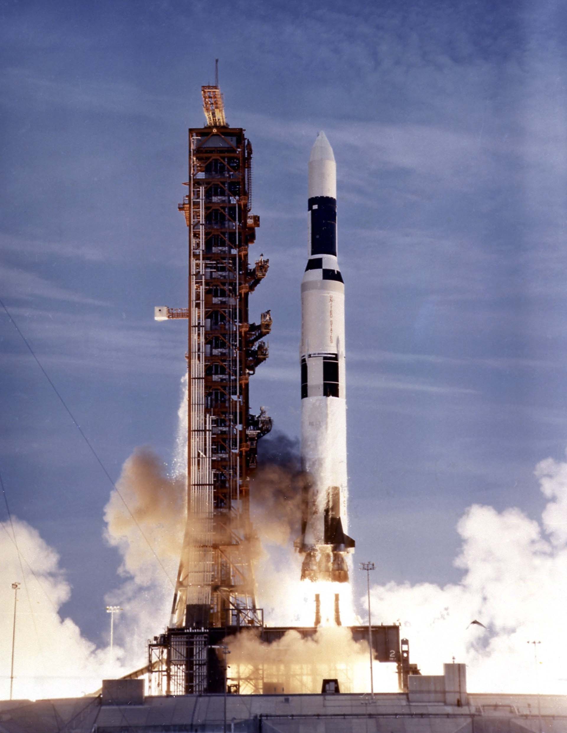 Saturn V-raketen på uppskjutningsrampen vid start