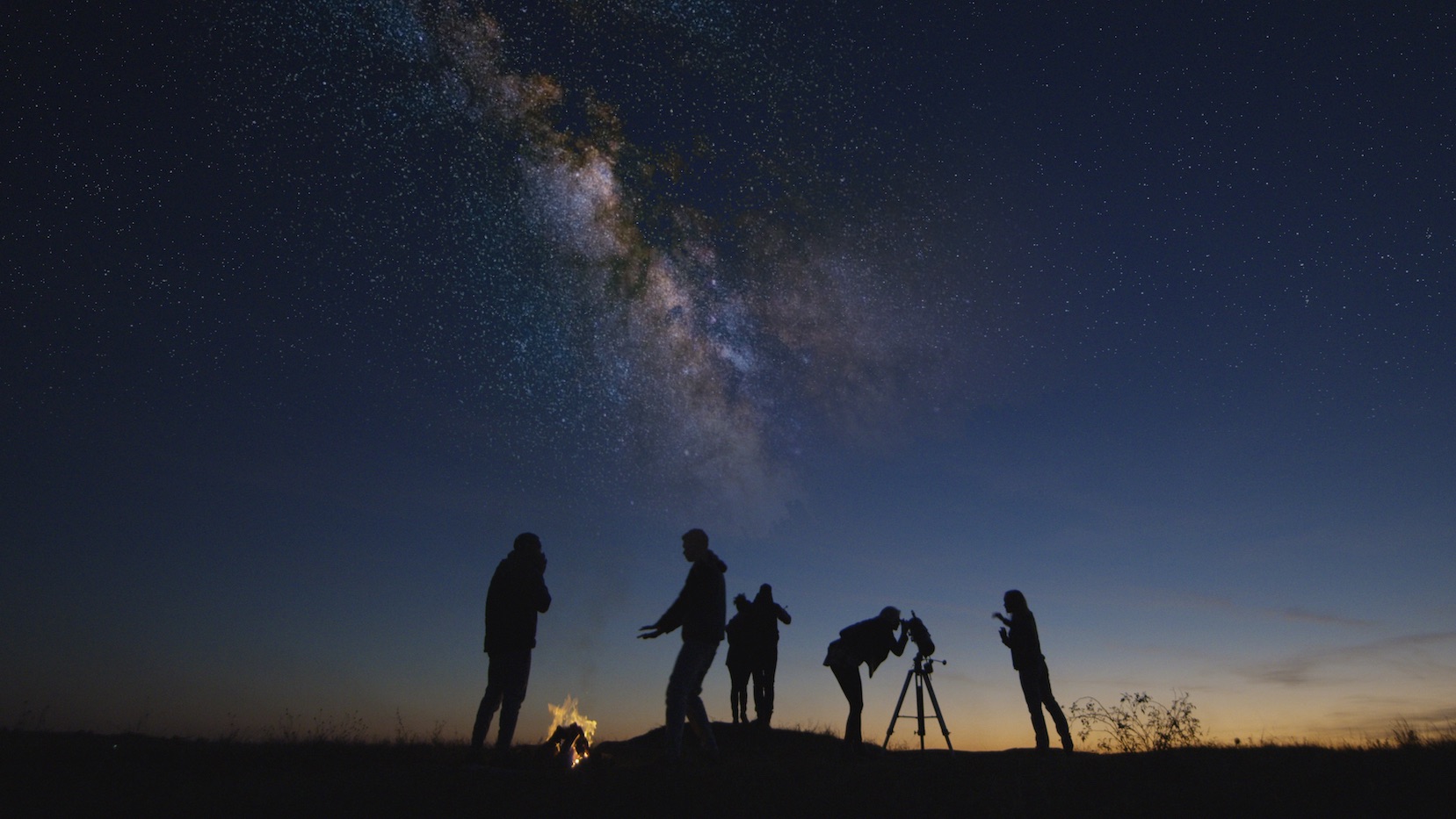 Dela natt himlens underverk med vänner och familj. Frame Stock Footage/Shutterstock.com