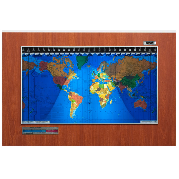 Geochron Original Kilburg i Hayward Cherry plastdesign och silverfärgade dekorlister