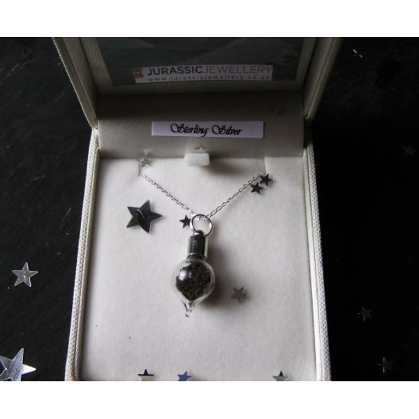 Jurassic Jewellery halsband med meteoritdamm (droppform)