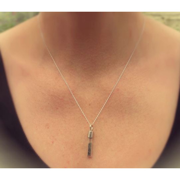 Jurassic Jewellery halsband med meteoritdamm (vial)