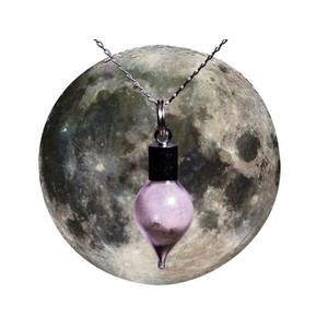 Jurassic Jewellery halsband med månstoft (droppform)