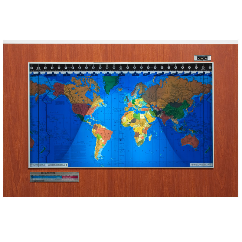 Geochron Original Kilburg i Hayward Cherry plastdesign och silverfärgade dekorlister