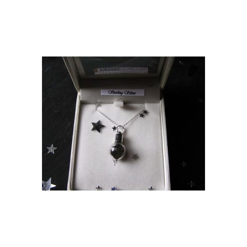 Jurassic Jewellery Meteoriter halsband med meteoritdamm (droppform)