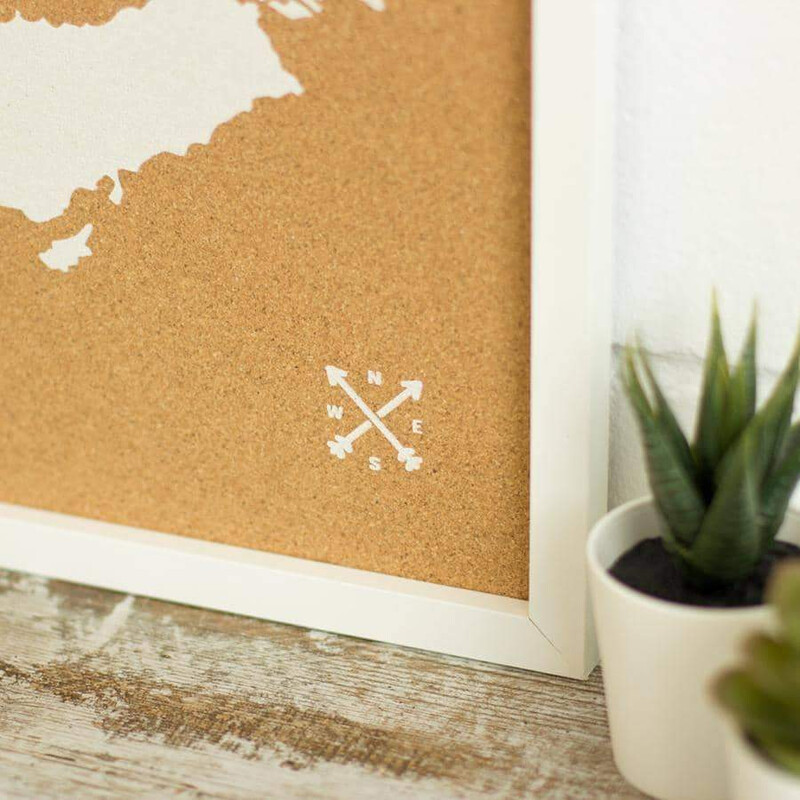 Miss Wood Kontinentkarta Woody Map Europa vit 90x60cm inramad