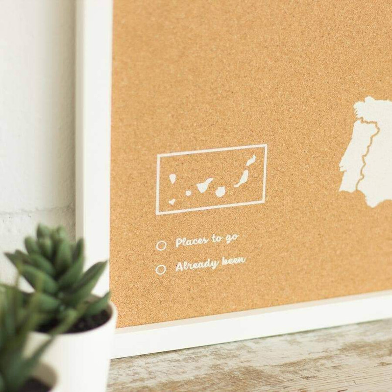 Miss Wood Kontinentkarta Woody Map Europa vit 90x60cm inramad